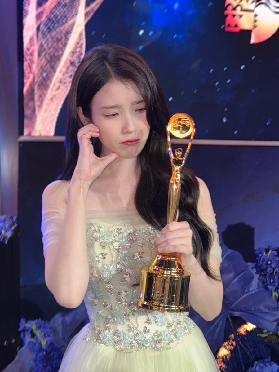 _IUofficial's tweet image. 제4회 청룡시리즈어워즈🏆
여우주연상
인기스타상
아꼬운 유애나 덕분에 청룡시리즈어워즈에서
2개 부문 수상했습니다!
‘폭싹 속았수다’의 영광스러운 대상 수상까지
유애나의 따뜻한 응원과 사랑이
만들어준 소중한 순간, 나 너어무 좋아😍💜
#아이유 #IU
#제4회청룡시리즈어워즈