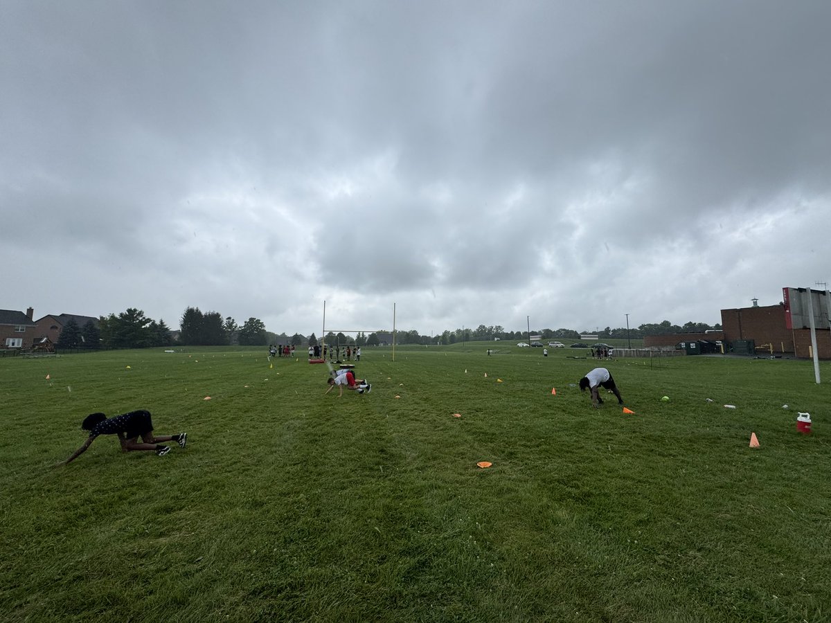 RidgeJr_FB's tweet image. Great first few days, kids came in worked hard and cheered each other on! Doesn’t matter if it’s raining we are working!
#BeGreat #BuiltRidgeTough