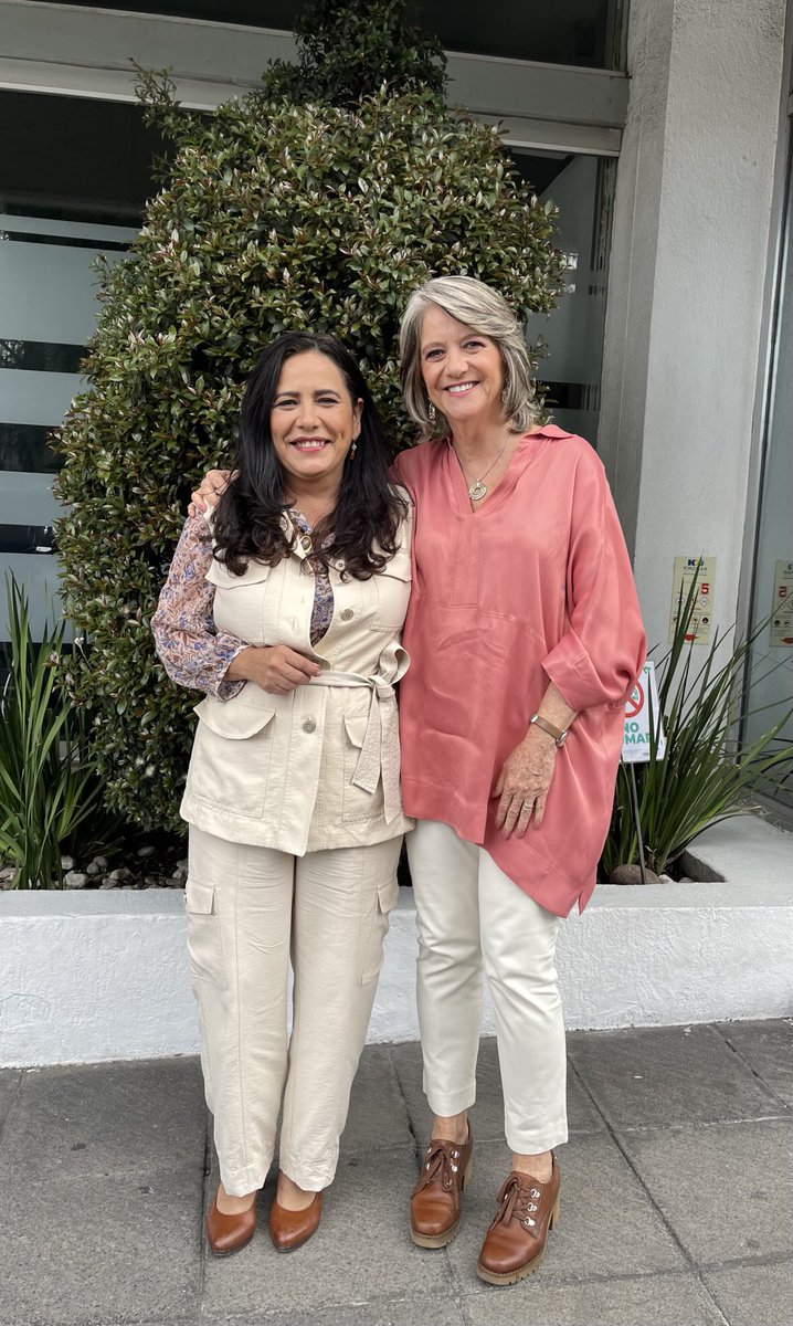 Con mi amiga la arqueóloga Fanny López Jiménez. Hoy viernes 18 de julio, estaremos con María Teresa Priego en su programa “Abiertamente”, a las 21 horas por el canal 14. Platicaremos de la Reina Roja y la nueva edición de mi libro. Ojalá puedan acompañarnos.