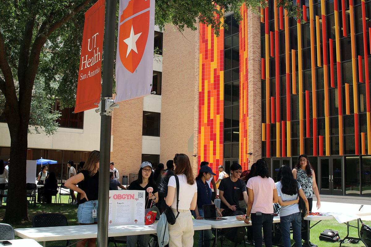 TheLongSOM's tweet image. It's the start of an incredible journey for the class of 2029. With white coats in hand, this group of incoming medical students is getting ready to make their mark in medicine.
#UTSanAntonioWhiteCoat #FutureHealthLeaders