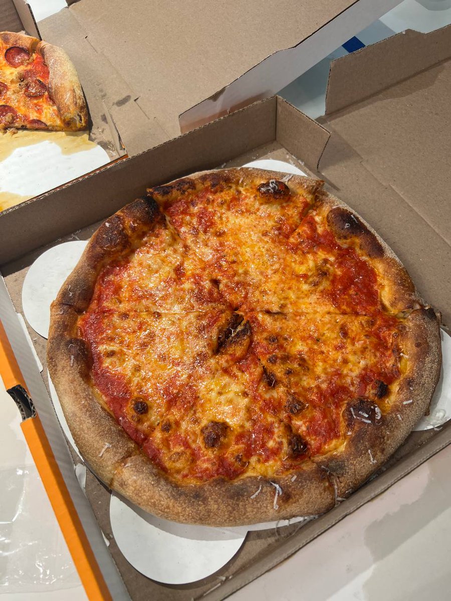shawnonchain's tweet image. It's B̶i̶t̶c̶o̶i̶n̶ Andrew pizza day in @Alchemy's NYC office. Thank you ser @AndrewSze 🫡
