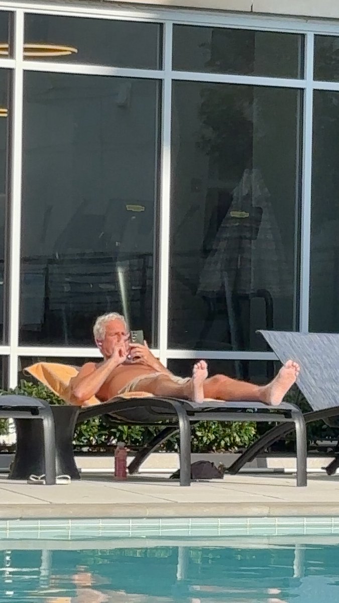 ColtsMets's tweet image. jeff epstein at my pool rn @TheJusticeDept @FBI please advise on next steps. if i die it wasn’t me
