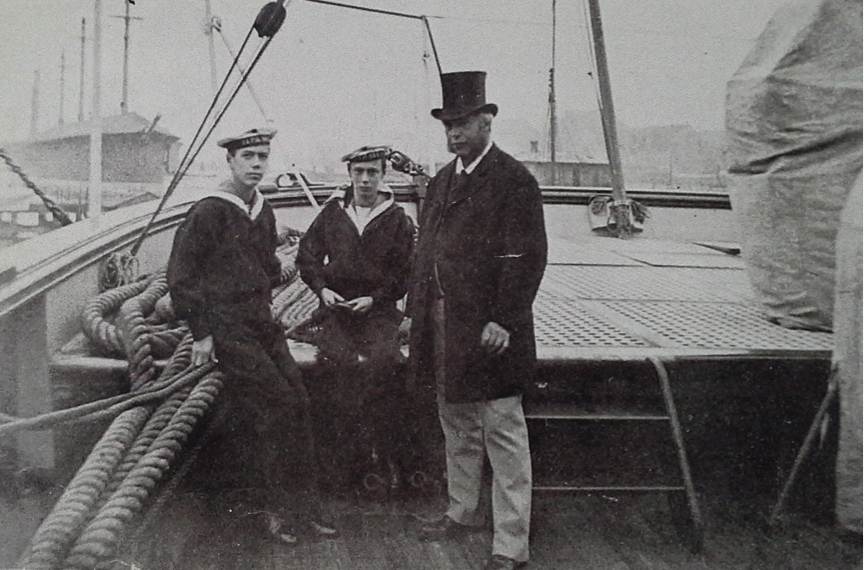 Kiefer_Wool's tweet image. A young Tsar Nicholas II with his tutor Charles Heath (an Englishmen)
