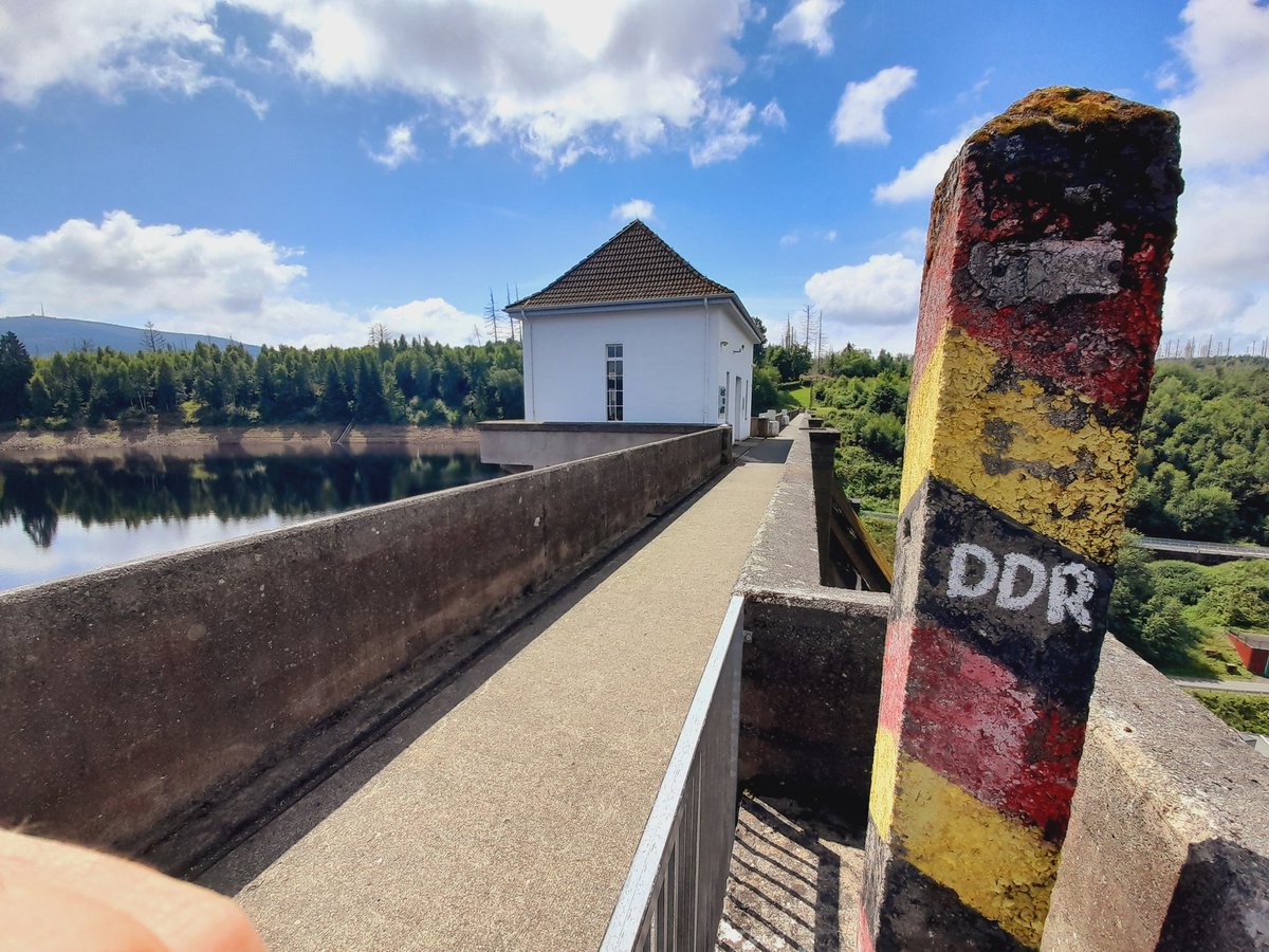 Stausee &amp; Staumauer der Eckertalsperre nach dt. Teilung "zerschnitten".
Was tun, wenn Harzwasserwerke-TechnikerInnen nicht über Grenze dürfen?
Grundlagenvertrag 1972 nahm gemeinsame Interessen &amp; Sicherheit der Wasserwirtschaft in den Blick.
Nicht am Foto fehlt: Brocken und Finger