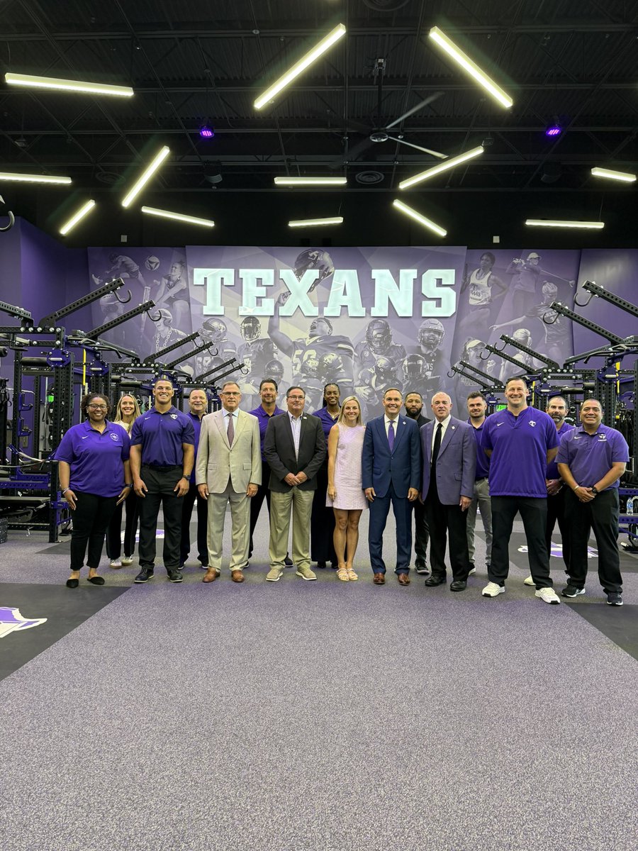 TarletonPrez's tweet image. So excited to open one of our newest additions to campus this morning thanks to our incredible network of corporate supporters and donors. This state-of-the-art athletic performance center will ensure that our Texans can continue to shine both academically and competitively 馃挭