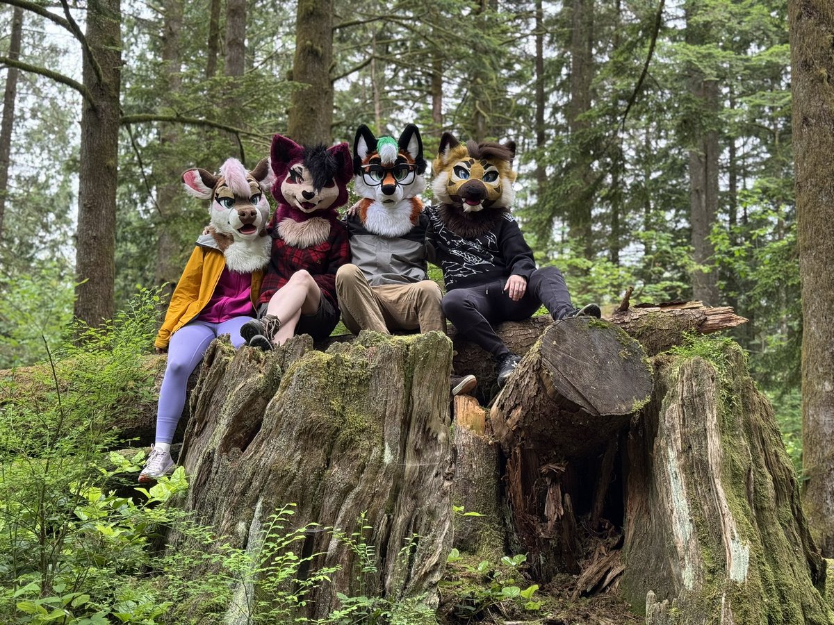 Go touch grass for #FursuitFriday. Preferably with some of your best friends. 🌿🌱

📸 - <a href="/cedarsdemons/">✦CEDAR✦</a>