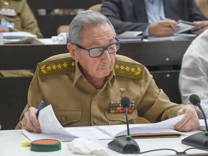 Con el pie en el estribo siempre!!! Ordene!! #LaLuchaNoHaCesado #PoderPopular #LaHabanaViveEnMí