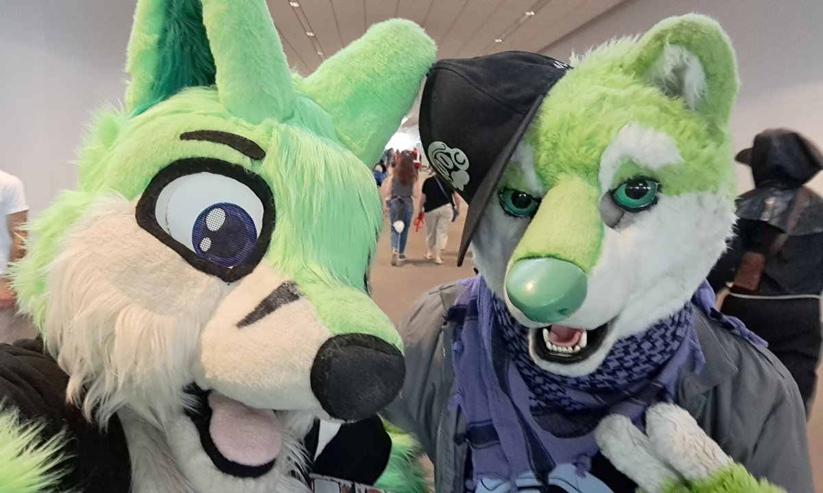 AustinSchmuck1's tweet photo. Even more photos of Browmni, from #Anthrocon2025.
@batty__baddie, @Coyote_Sweets, @NIICdog, and someone that I didn't get their @. https://t.co/ZfRn5aYcj1
