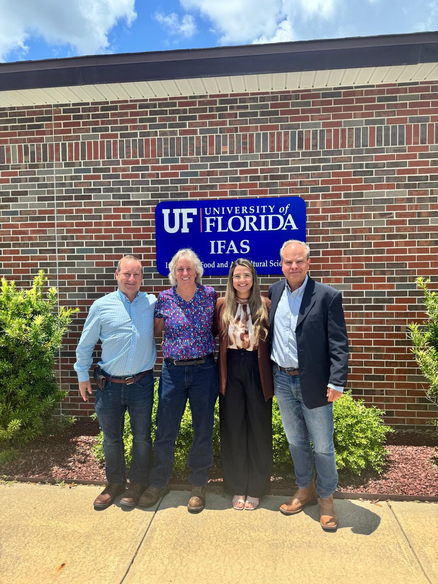 dubeux's tweet photo. Luana Queiroz successfully defended her PhD Dissertation today! It has been a long journey and I am proud of her achievements! Today was also the last day of internship for Garrison Glass! Thanks for all the help, Garrison! Indeed a busy day for our group! ⁦@UF_IFAS⁩ https://t.co/pAVFXFry6A