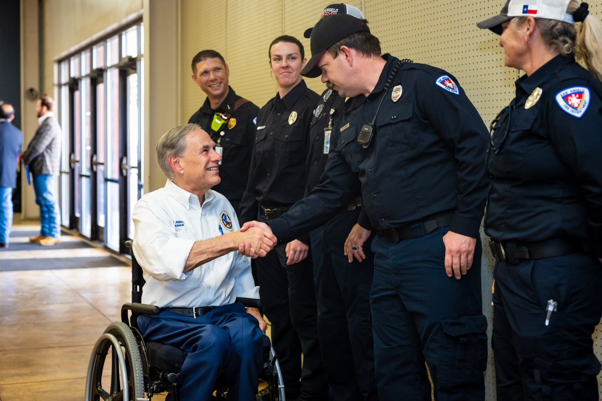 GovAbbottPress's tweet image. To all our first responders—THANK YOU.
Your hard work has been critical to help Texans throughout this flood disaster.
The State of Texas is providing a variety of resources to support our first responders, including mental health services.
More here: bit.ly/3GFpJMD