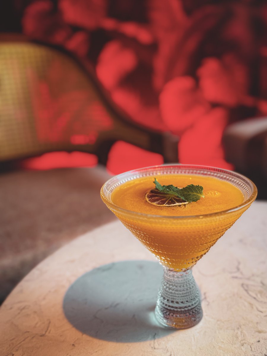 Sip into something smooth!🍹 Enjoy our Daiquiri Drink Special—classic or flavored (Mango, Passion Fruit, Strawberry) this weekend at the Rum Bar.

Whether you keep it timeless or go tropical, it’s the perfect way to chill out in style. 

cariberoyale.com/orlando-resort…