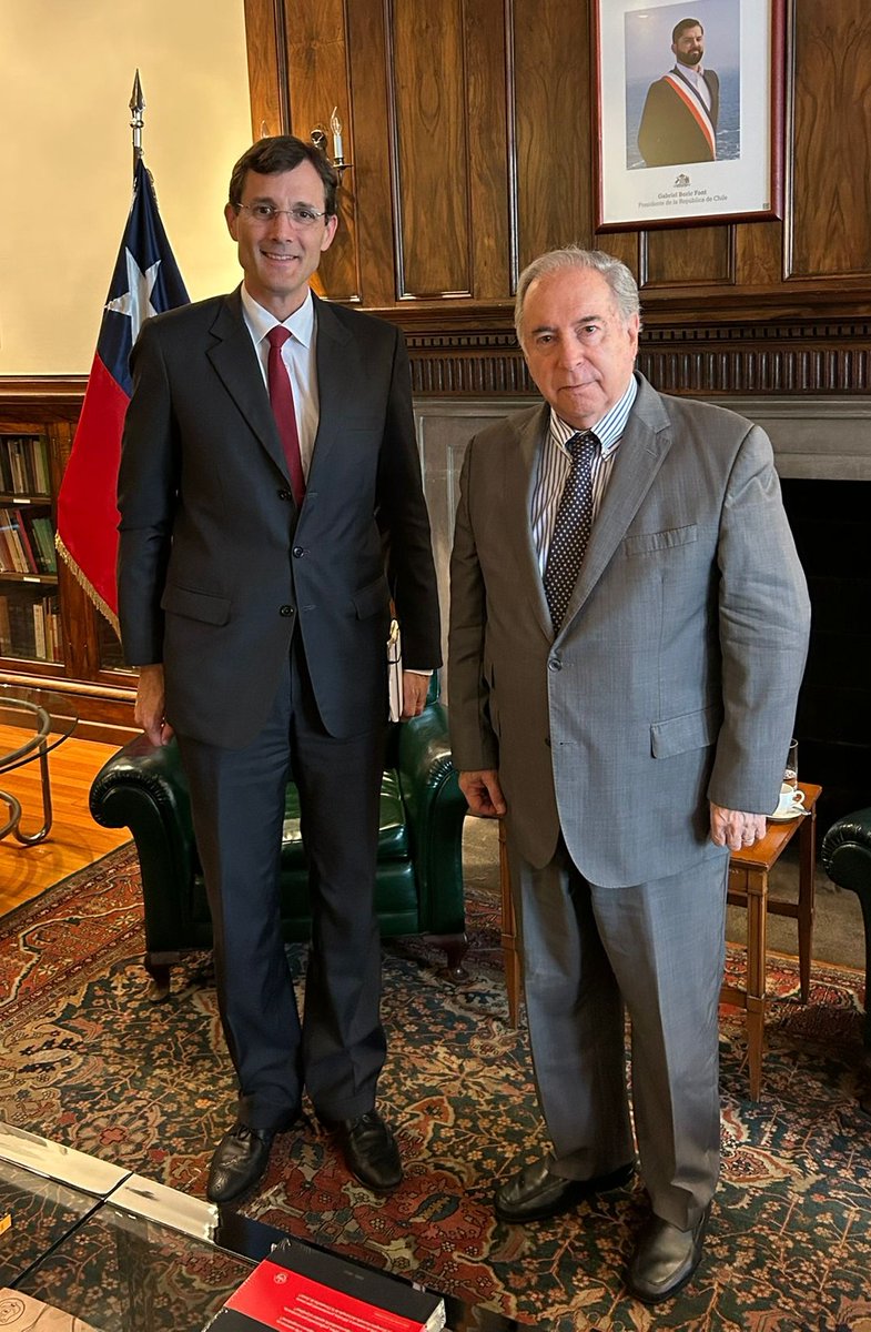 EmbajadaChileUS's tweet image. Embajador Juan Gabriel Valdés se reunió con Tobias Meyer, CEO de DHL Global Business Services, para destacar sólida relación de la empresa con Chile. DHL valoró el entorno regulatorio y de apoyo al emprendimiento, y reafirmó compromiso con las MiPymes exportadoras. @Minrel_Chile