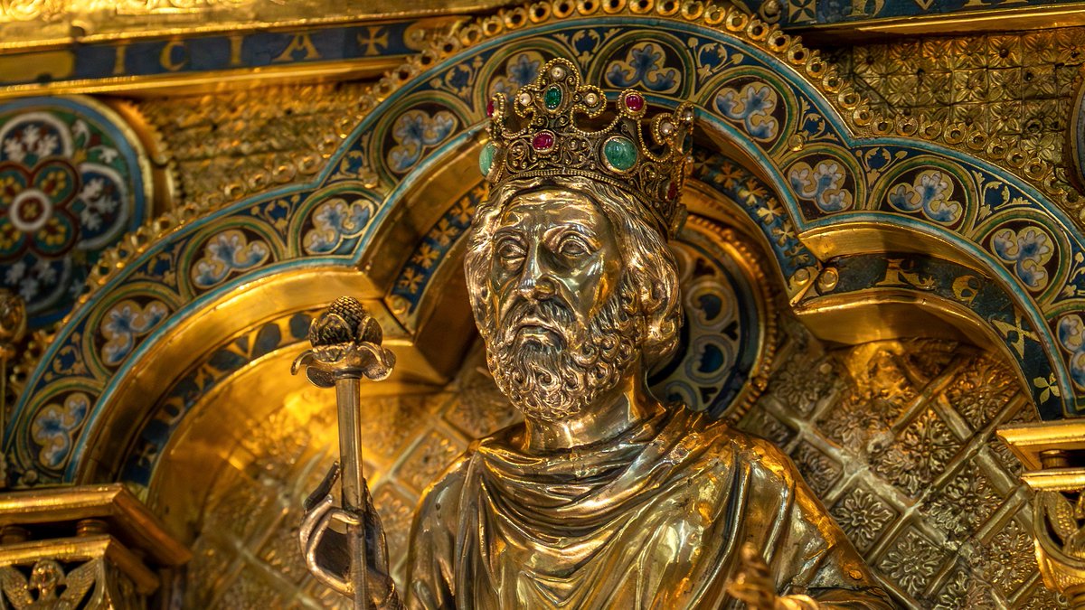 GothicChurches's tweet image. The Shrine of the Three Kings in Cologne Cathedral.
The largest reliquary of the Middle Ages - said to hold the bones of the Magi.
Made around 1180-1225, it's a masterpiece of Mosan goldsmithing.
📷profzucker