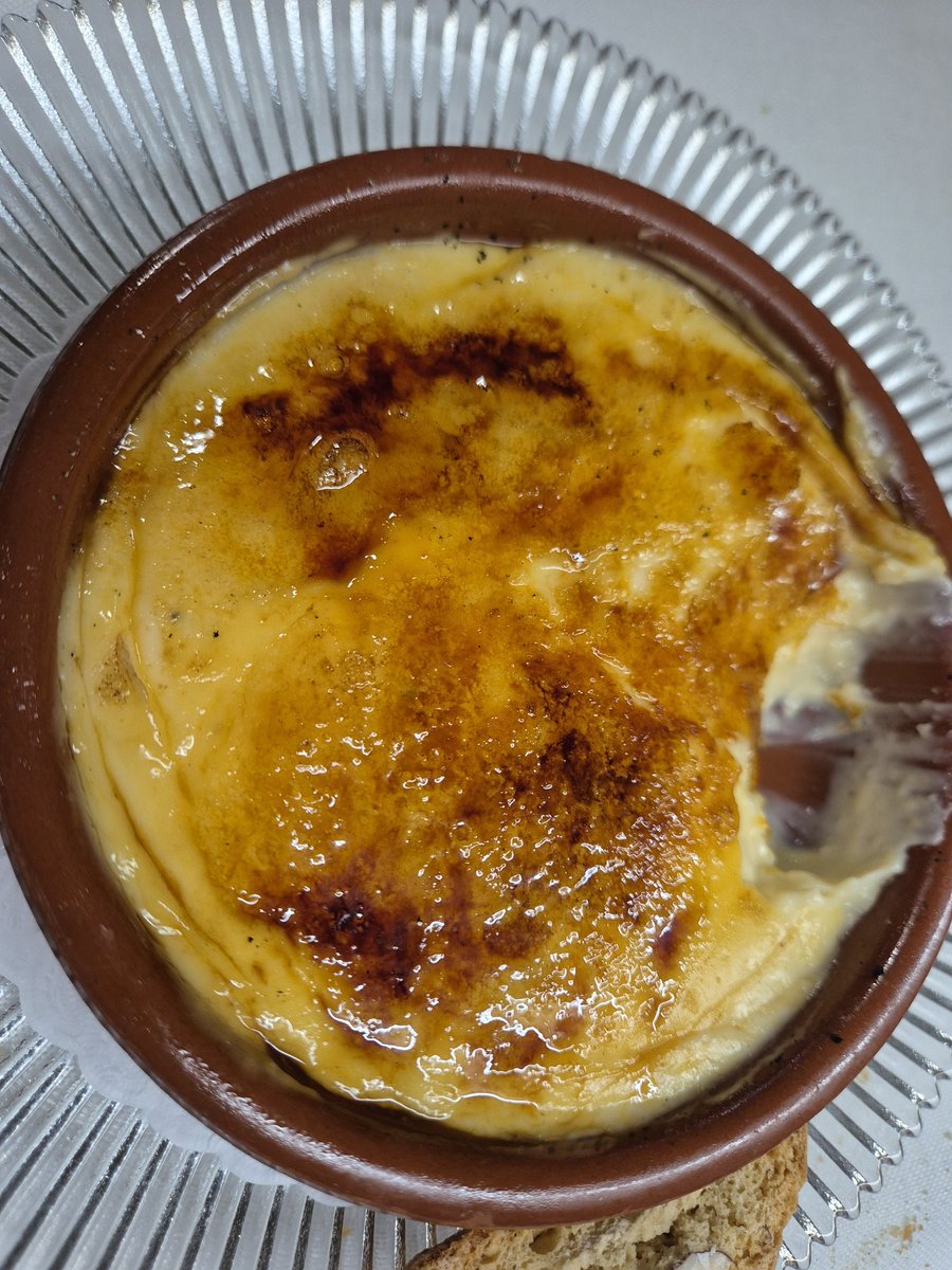 Cena en el <a href="/Resquitx/">Resquitx Restaurant</a> #Mollerussa #Lleida 
la fonda de la familia Castanyé con Jordi y Rubén. Y Robert Vidal,el cocinero de la casa,en su puesto desde hace 40 años!
Joel empezó ahí antes de abrir <a href="/LaBoscana_/">La Boscana</a>
¡Espectaculares los caracoles "a la llauna"! Perfecta la crema catalana.