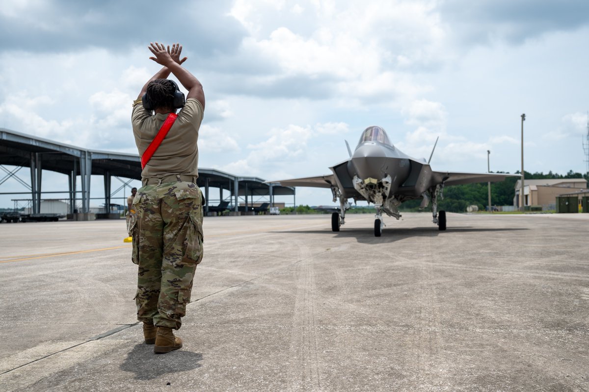 theF35JPO's tweet image. 🙅 marks the spot!
The first F-35A Lightning II permanently assigned to the Florida Air National Guard's 125th Fighter Wing taxis the flight line after landing at Jacksonville Air National Guard Base, Florida.
The delivery marks a key milestone in the wing’s continued transition…