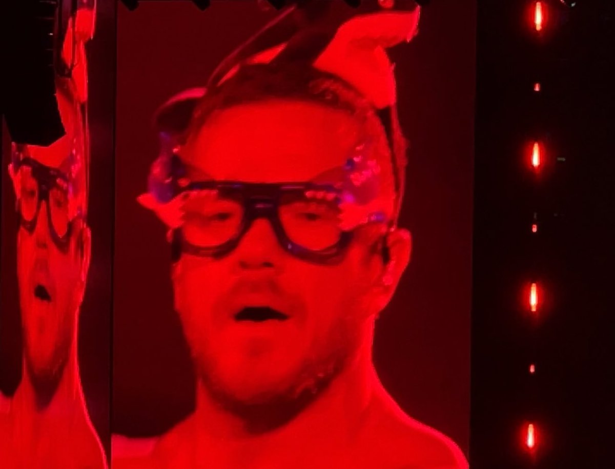 Terapeuta: dan reynolds w opasce rekina nie istnieje nie może Cię skrzywdzić 
dan reynolds w opasce rekina:

 #imaginedragonswarsaw