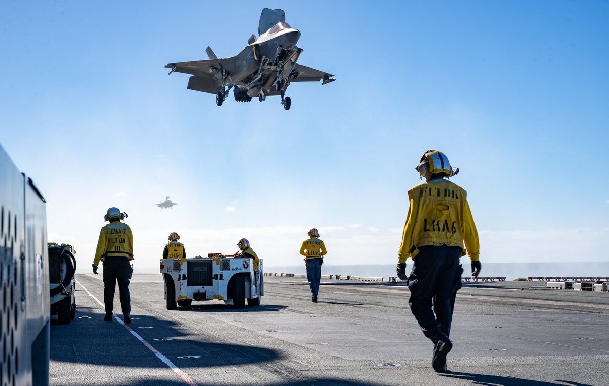 theF35JPO's tweet image. Incoming ⚡
An F-35B Lightning II assigned to Marine Fighter Attack Squadron (VMFA) 242 lands on the flight deck of the forward-deployed amphibious assault ship USS America (LHA 6) while conducting flight operations during Exercise Talisman Sabre 25 in the Coral Sea.