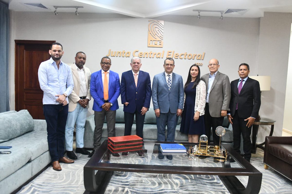 juntacentral's tweet image. El presidente de la #JCE, Román Jáquez Liranzo (@RomnJquez), recibió una visita de cortesía de una comitiva de dirigentes políticos encabezada por Carlos Amarante Baret. Durante el encuentro dialogaron sobre temas de interés relativos al calendario electoral para el 2028.
