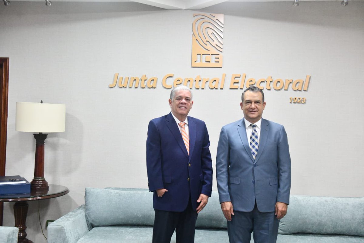 juntacentral's tweet image. El presidente de la #JCE, Román Jáquez Liranzo (@RomnJquez), recibió una visita de cortesía de una comitiva de dirigentes políticos encabezada por Carlos Amarante Baret. Durante el encuentro dialogaron sobre temas de interés relativos al calendario electoral para el 2028.