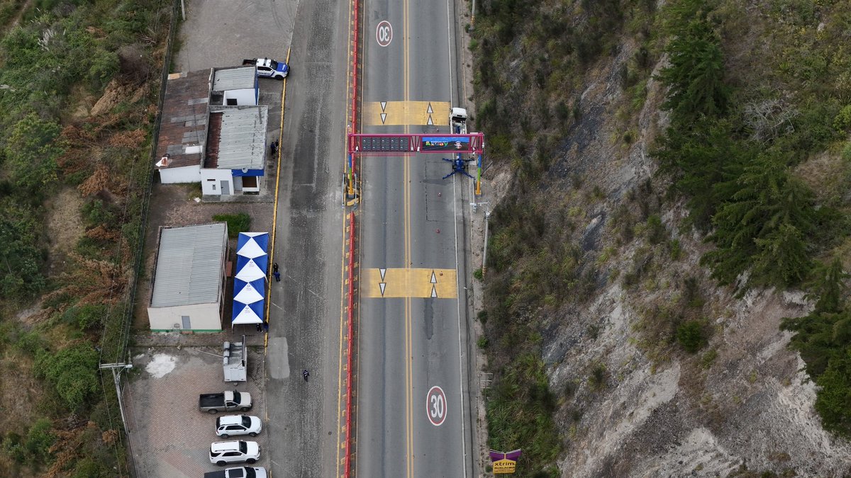 AzuayPrefectura's tweet photo. La implementación de los #PortalesDeSeguridad avanza a gran ritmo. 😉 🎦
Trabajamos de forma articulada para fortalecer la seguridad ciudadana en las vías de acceso a la provincia con tecnología de punta. 🛣️🚗
#AzuaySeguro
#TransformamosVidas
#JotaLloretPrefecto
#HicimosMás https://t.co/XSM1tFexwd
