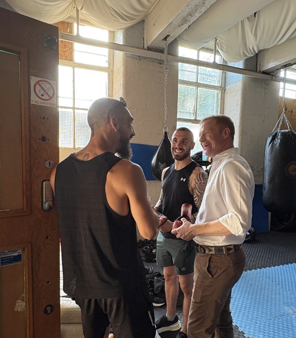 _RobbieMoore's tweet image. 🥊 Absolutely brilliant to visit Switch Hitters - Keighley Boxing Club – a proper grassroots club doing amazing things for our young people.
What local trainer Jonny Greenwood and his team have built here is outstanding.
Switch Hitters is exactly the kind of community-led and…