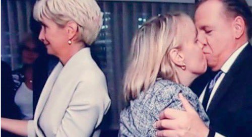 LaPiluleBleueQC's tweet image. Lors d’un concert de Marjo, un politicien se fait également prendre à la kiss cam.