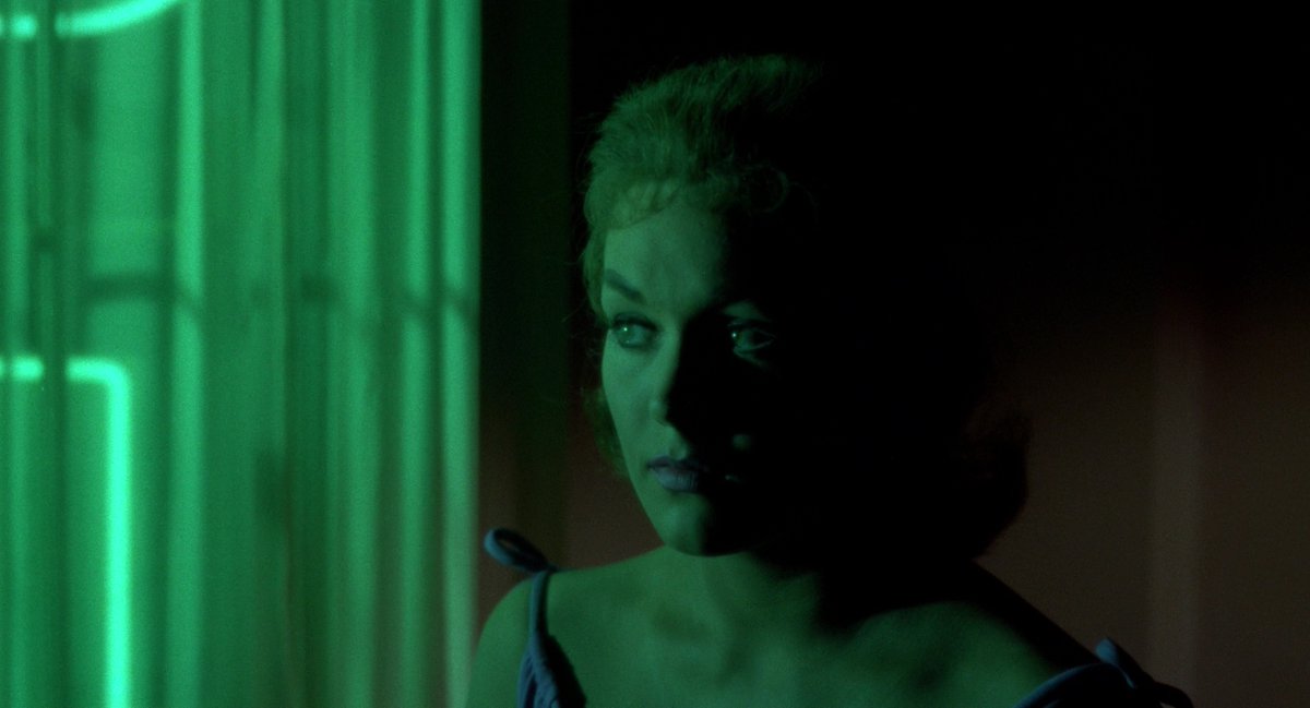 notcharo__'s tweet image. Pensando en esta masterclass cromática de Hitch en Vértigo (1958), toma el verde —símbolo de lo fértil y lo demoníaco en la tradición medieval— y lo reactiva como un código visual del deseo espectral, una pulsión erótica que borra al otro en favor de su reflejo idealizado.