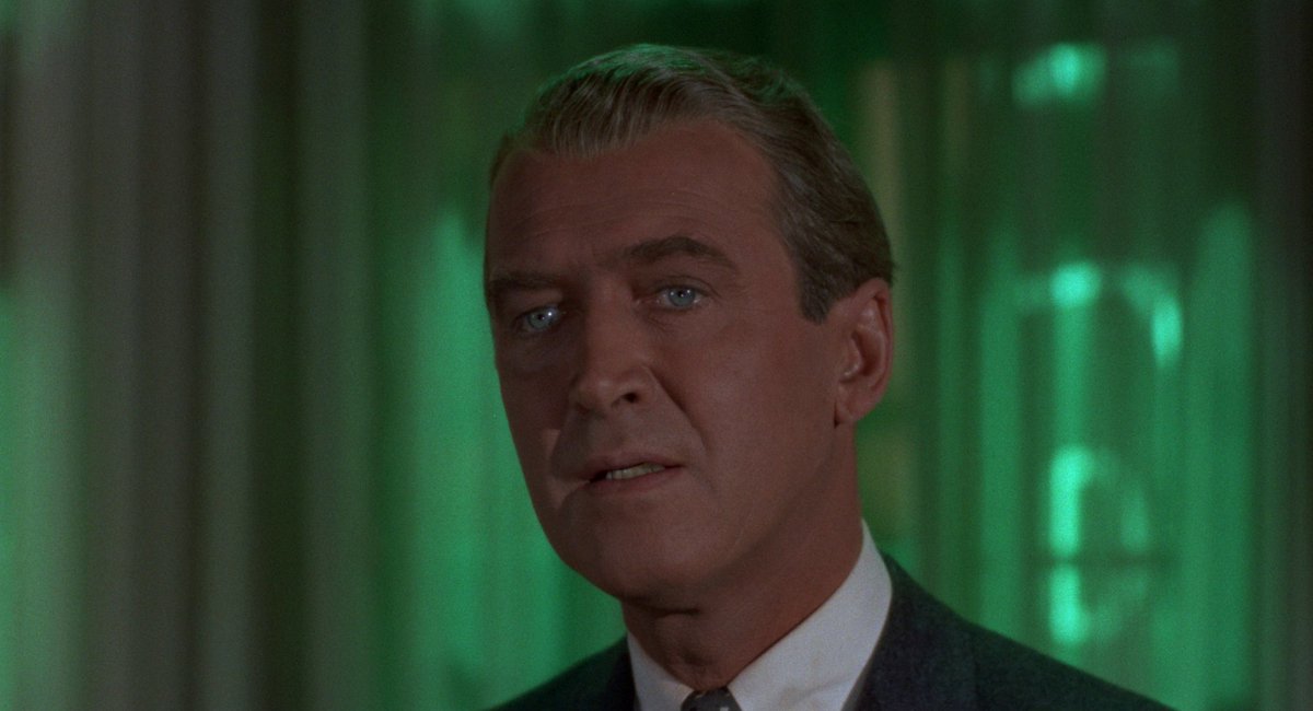 notcharo__'s tweet image. Pensando en esta masterclass cromática de Hitch en Vértigo (1958), toma el verde —símbolo de lo fértil y lo demoníaco en la tradición medieval— y lo reactiva como un código visual del deseo espectral, una pulsión erótica que borra al otro en favor de su reflejo idealizado.