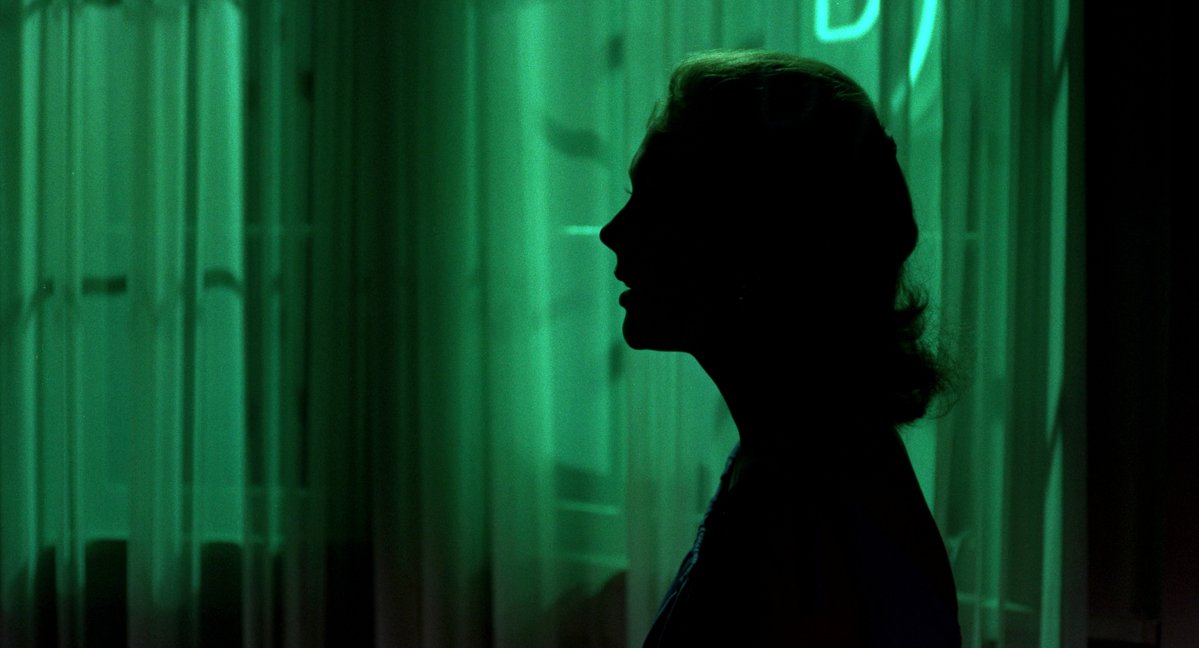 notcharo__'s tweet image. Pensando en esta masterclass cromática de Hitch en Vértigo (1958), toma el verde —símbolo de lo fértil y lo demoníaco en la tradición medieval— y lo reactiva como un código visual del deseo espectral, una pulsión erótica que borra al otro en favor de su reflejo idealizado.