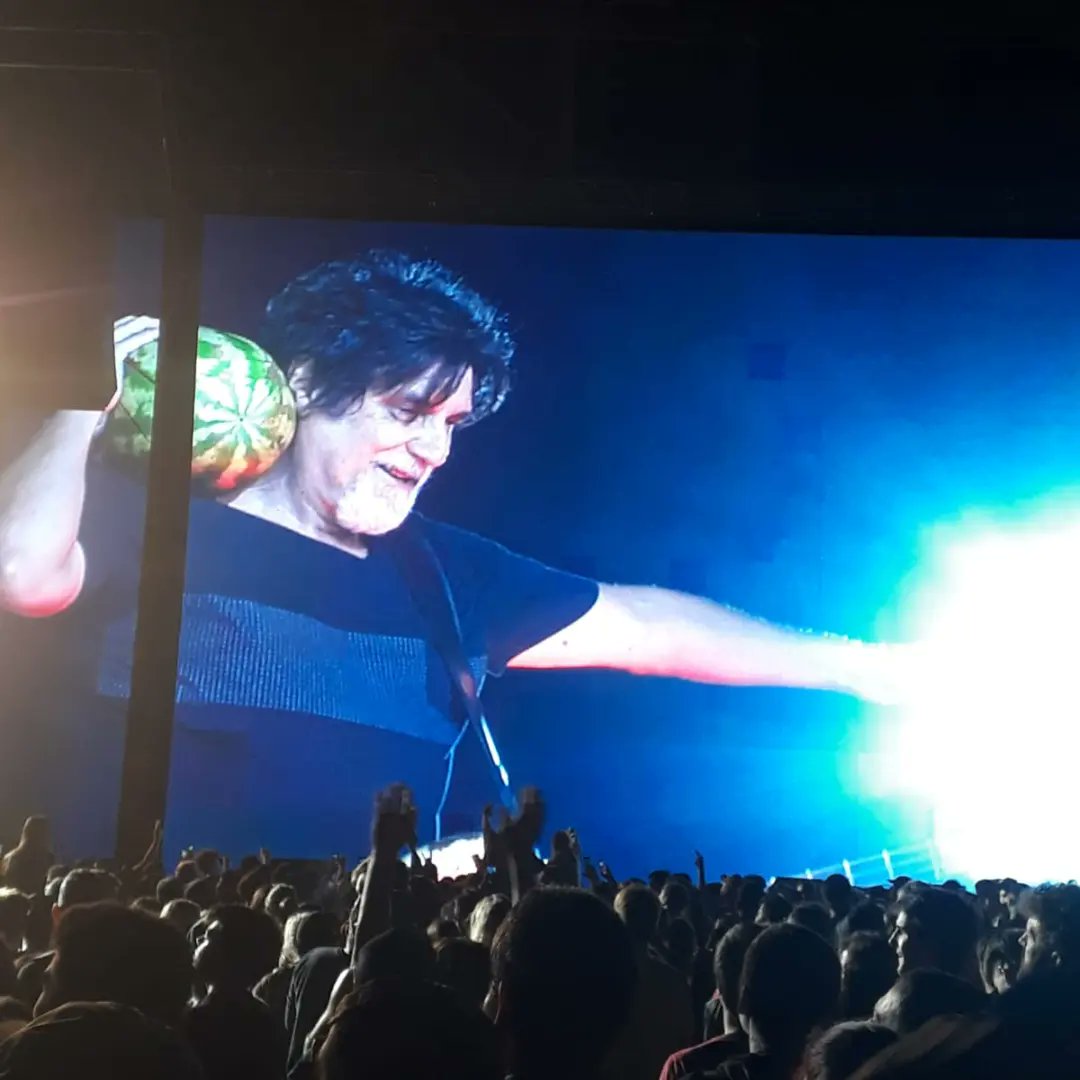 <a href="/Cosquin_Rock/">Cosquín Rock</a> En 2022 llevamos una sandía para merendar y se la terminamos  ofrendando a una de las bandas mas grande de la Argentina, <a href="/DivididosOK/">Divididos</a>. A partir de ese momento nos bautizaron como La Banda de la Sandía y hoy es tradición darle la sandía a Diego Arnedo en el <a href="/Cosquin_Rock/">Cosquín Rock</a> #AmigosCR