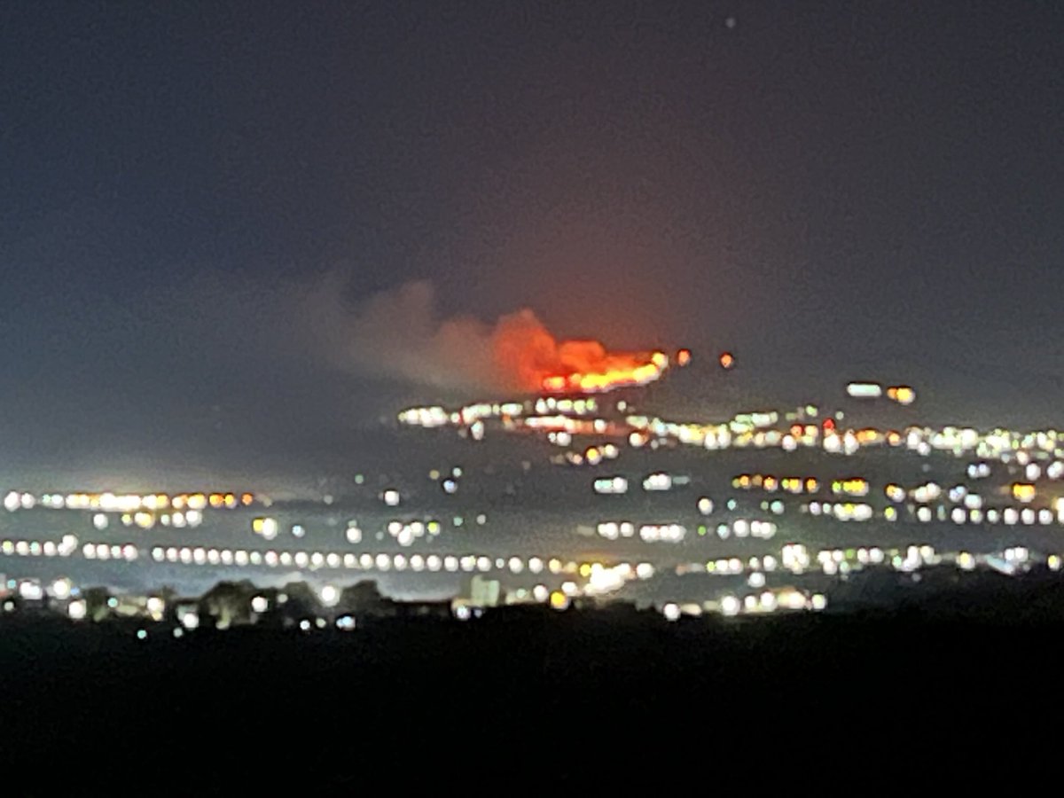 La saison des départs de feu revient avec la canicule aujourd’hui. Grand incendie ce soir au dessus de Cap Djinet wilaya de Boumerdes. Heureusement pas de vent. Vigilance. #Algérie