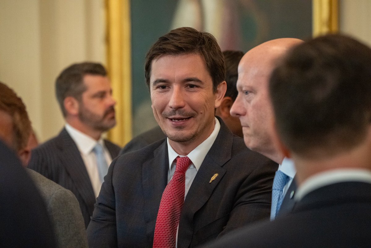 PenguinSix's tweet image. The @POTUS has signed the GENIUS cryptocurrency bill in the East Room. Speaker Johnson, the Winklevoss twins and Robinhood founder Vlad Tenev were also in attendance.