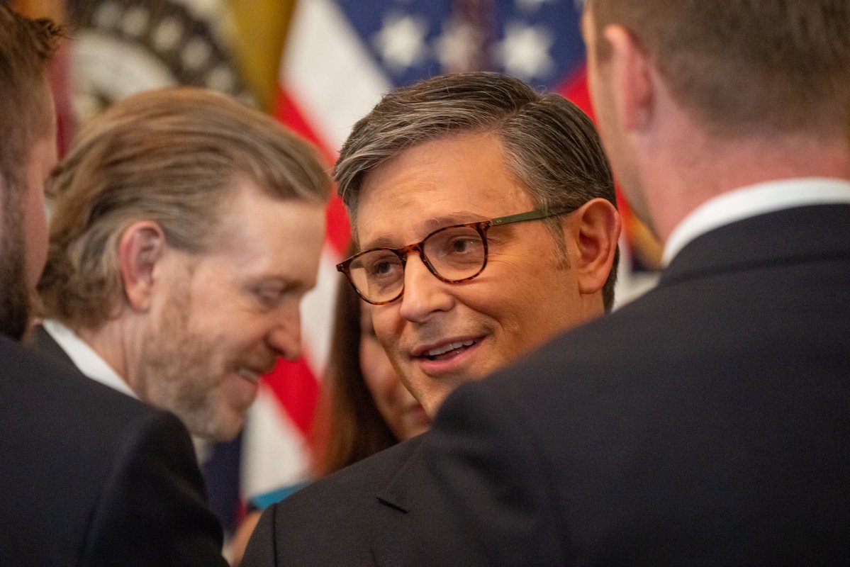 PenguinSix's tweet image. The @POTUS has signed the GENIUS cryptocurrency bill in the East Room. Speaker Johnson, the Winklevoss twins and Robinhood founder Vlad Tenev were also in attendance.