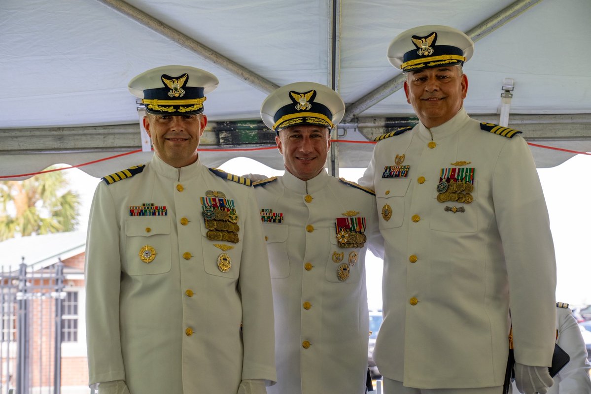 USCGSoutheast's tweet image. The crew of Coast Guard Sector Charleston held a change of command ceremony, Friday, at Sector Charleston.
#USCG
🔗 news.uscg.mil/Press-Releases…
