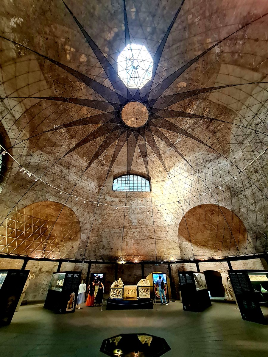 mohikanmeriri's tweet image. 最近再オープンした、ローマのディオクレティアヌス浴場の八角ホール。ここは冷水浴場として古代ローマ時代に利用され、20世紀にはプラネタリウム、現在は考古博物館。イタリア人は広々とした空間をアレンジするのが得意だな。#イタリア