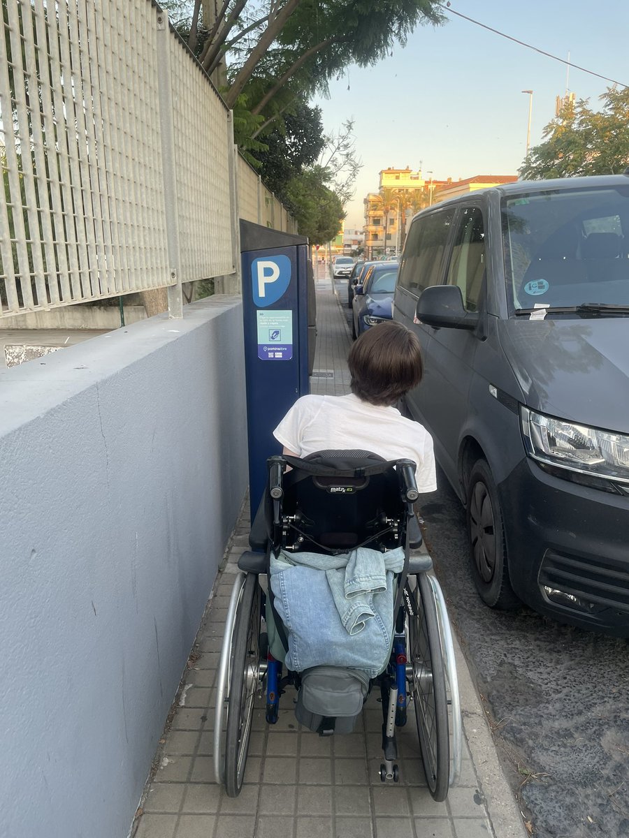 Rizando el rizo.

Parquímetros frente a movilidad.

Qué poco nos miramos en las necesidades de otros.

#PuntaUmbría ( #Huelva  )