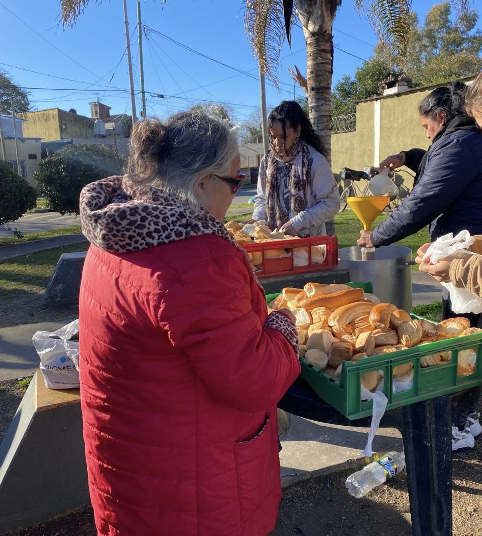 SBAElTalar's tweet image. BARRIO LA PALOMA
🇦🇷Hoy los compañeros del merendero “corazones felices ” de #LaPaloma, realizaron una merienda solidaria para las familias del barrio, agradecemos al intendente @ZamoraJulio por el apoyo.
