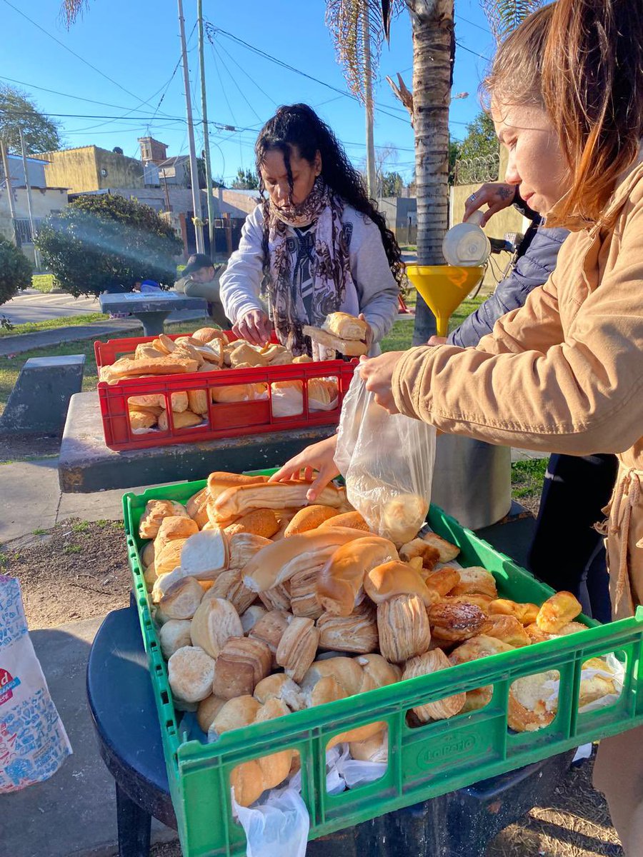 SBAElTalar's tweet image. BARRIO LA PALOMA
🇦🇷Hoy los compañeros del merendero “corazones felices ” de #LaPaloma, realizaron una merienda solidaria para las familias del barrio, agradecemos al intendente @ZamoraJulio por el apoyo.
