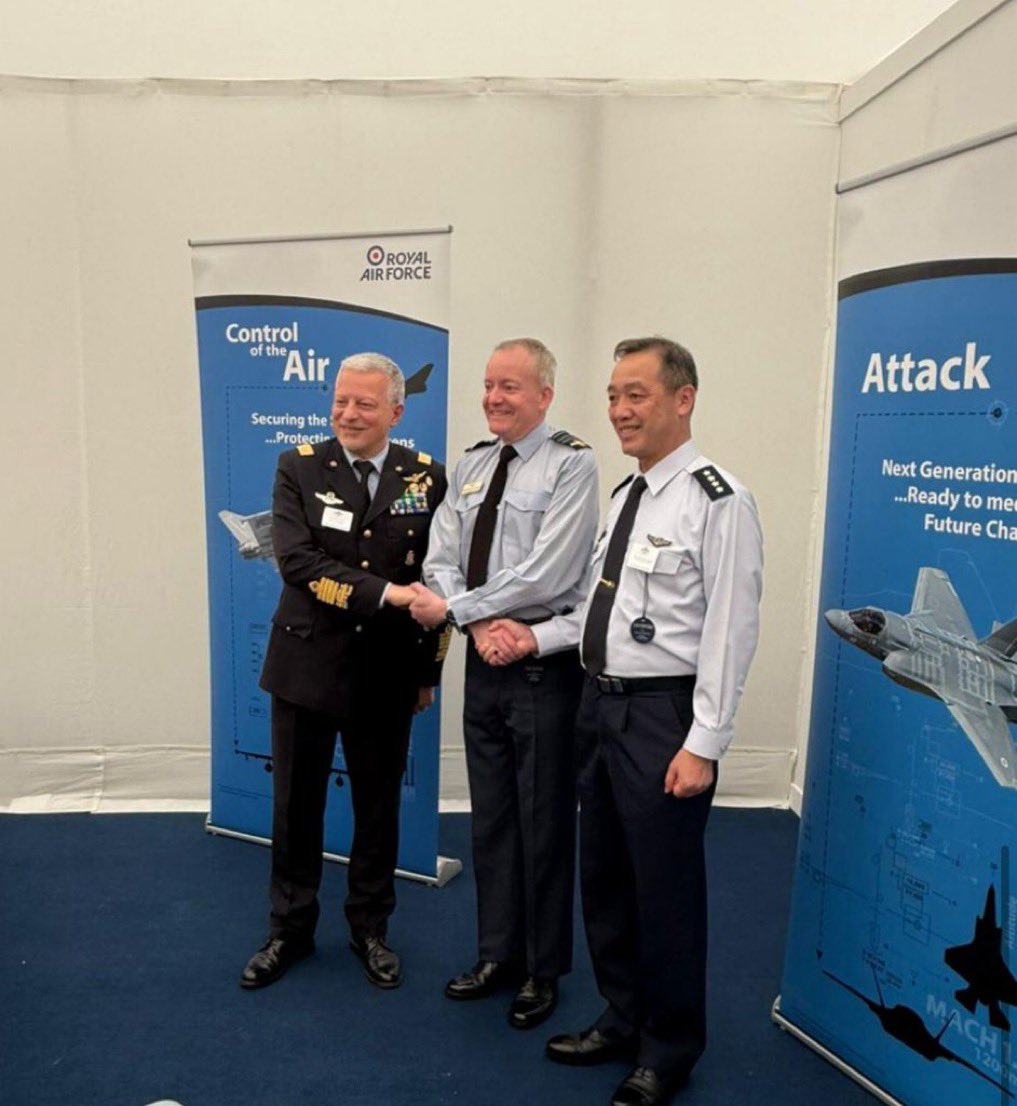 ItalianAirForce's tweet image. Fairford 🇬🇧: oggi al Royal International Air Tattoo, il #CapoSMA, Gen. S.A. Antonio Conserva, ha incontrato il Gen. Uchikura, Capo della Japan Air Defense Force e l’ACM Sir Richard Knighton, Capo della Royal Air Force, per un punto di situazione sul programma #GCAP
#RIAT25