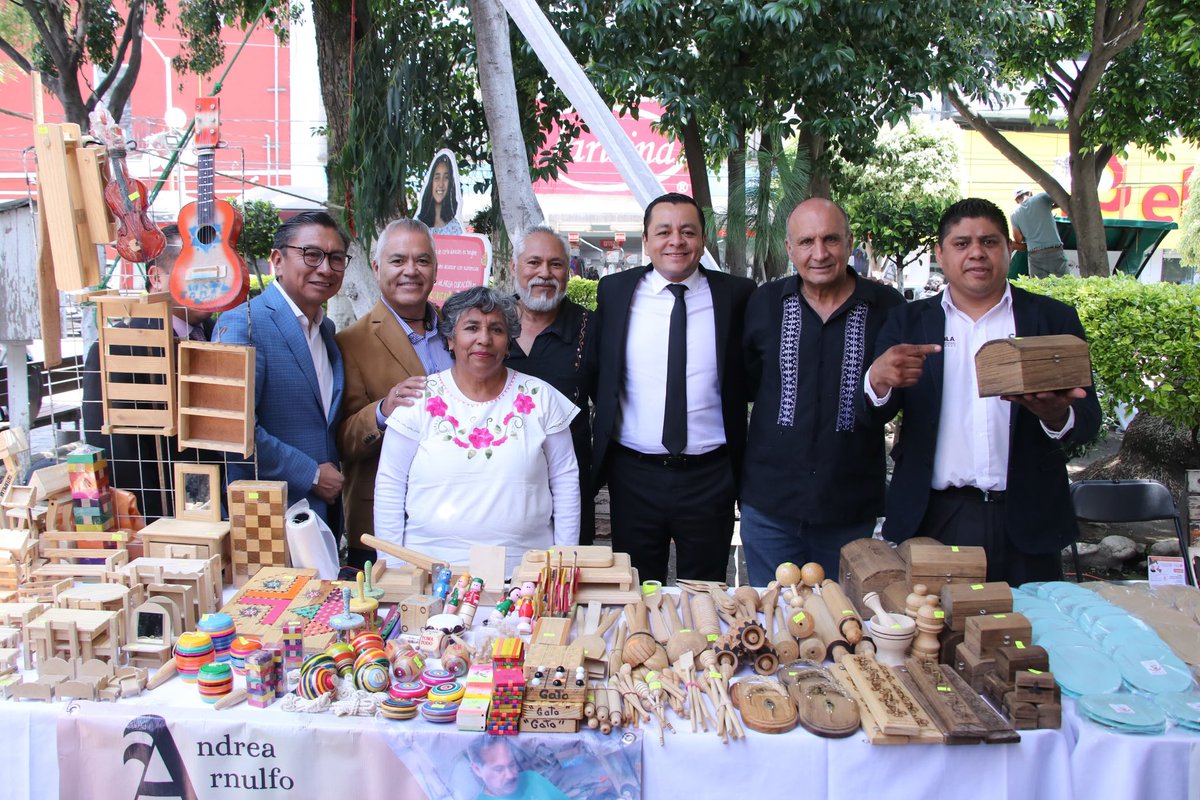 En la Feria de Empleo en San Martín Texmelucan, el <a href="/Gob_Puebla/">Gobierno de Puebla</a> acercó más de 700 vacantes a la ciudadanía. Nuestro titular <a href="/VictorGabCh/">Victor Gabriel Chedraui</a> señaló que el empleo digno no solo impulsa la economía, también construye seguridad y bienestar para las familias poblanas. ✨#PorAmorAPuebla