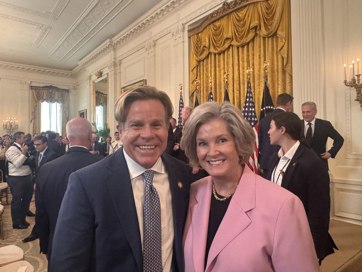 MikeHaridopolos's tweet image. Pictures from today’s bill signing ceremony at the White House. Always great to see my long time friend @SusieWiles 😀🇺🇸 and my best friend @Dr_Haridopolos
