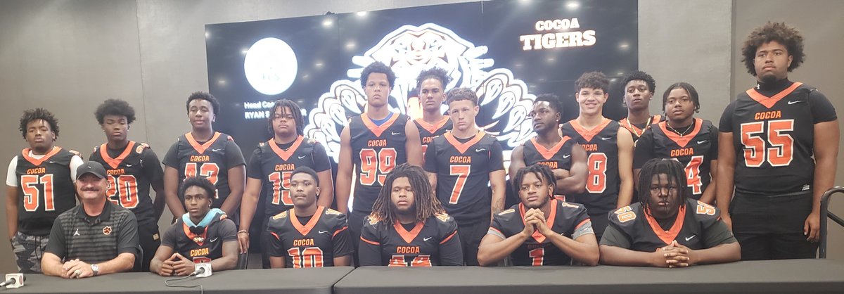 Dwight_XOS's tweet image. The State of Florida High School Champions come from Polk and Brevard Counties. Dan LaForest was the host of the Camping World Media Day today. pic 1 Cocoa Beach HC Ted Kimmey. pic 2 Merritt Island HC Tyler Murray. pic 3 Cocoa HC Ryan Schneider. Lakeland HC Marvin Frazier. Orange…