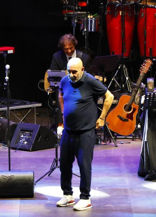 Grande Maurizio Battista! Stasera, il comico romano ha conquistato ancora una volta  L'Aquila con "Una Serata Indimenticabile" per I Cantieri dell'Immaginario. Risate, riflessioni e ironia travolgente sulla Scalinata di San Bernardino. Un vero mattatore.