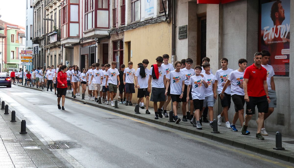 Seguimos con los entrenamientos y partidos diarios, avanzamos en el concurso de habilidades y aprovechamos para salir a conocer la villa de Grado, una tradición que siempre deja buen recuerdo.

📸 Y por supuesto, ¡nos sacamos la foto grupal de esta semana!