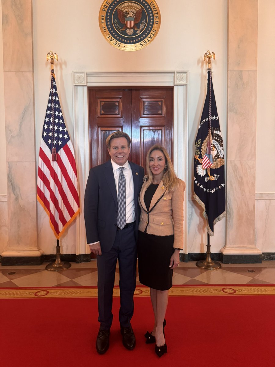 MikeHaridopolos's tweet image. Pictures from today’s bill signing ceremony at the White House. Always great to see my long time friend @SusieWiles 😀🇺🇸 and my best friend @Dr_Haridopolos