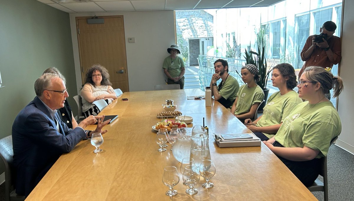 Rob_Oliphant's tweet image. As an organization with beautiful plants and wildlife, Toronto Botanical Garden connects people with nature. Glad to meet with Canada Summer Jobs Students @TBG_Canada to see how they are gaining work experience by leading guided tours, educational programs and day camps.