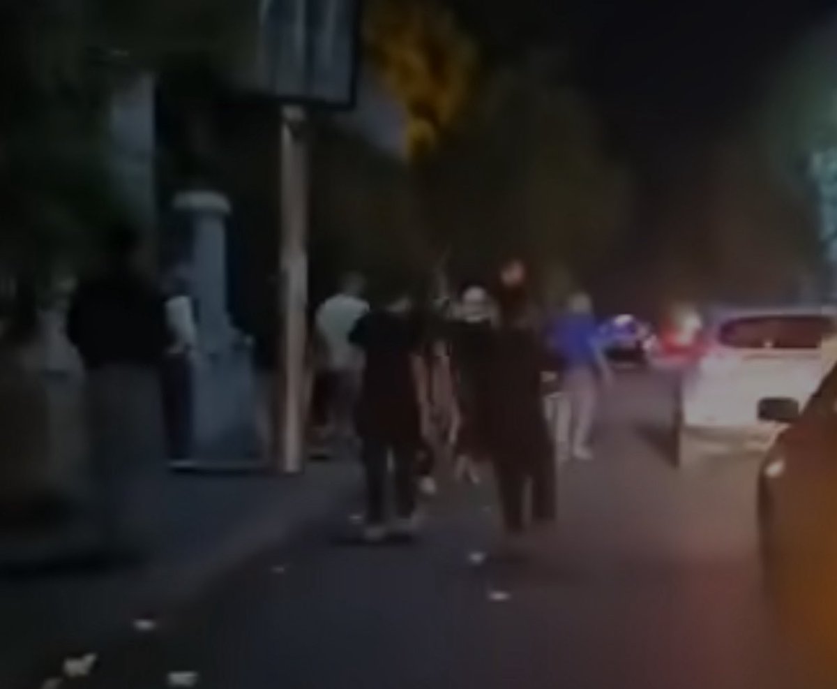 لم يرتكب الشباب والصبايا المتجمعين أمام البرلمان بكامل السلمية وهم يحملون أوراقاً مكتوب عليها (دم السوري على السوري حرام ) أي خطأ بحق أحد.
الهجوم المتوحش عليهم من قبل مجموعات همجية هو اعتداء على كل مجتمع سلمي وعلى حقوق الإنسان ويظهر تصحر التربية والوعي لدى المهاجمين والبدائية