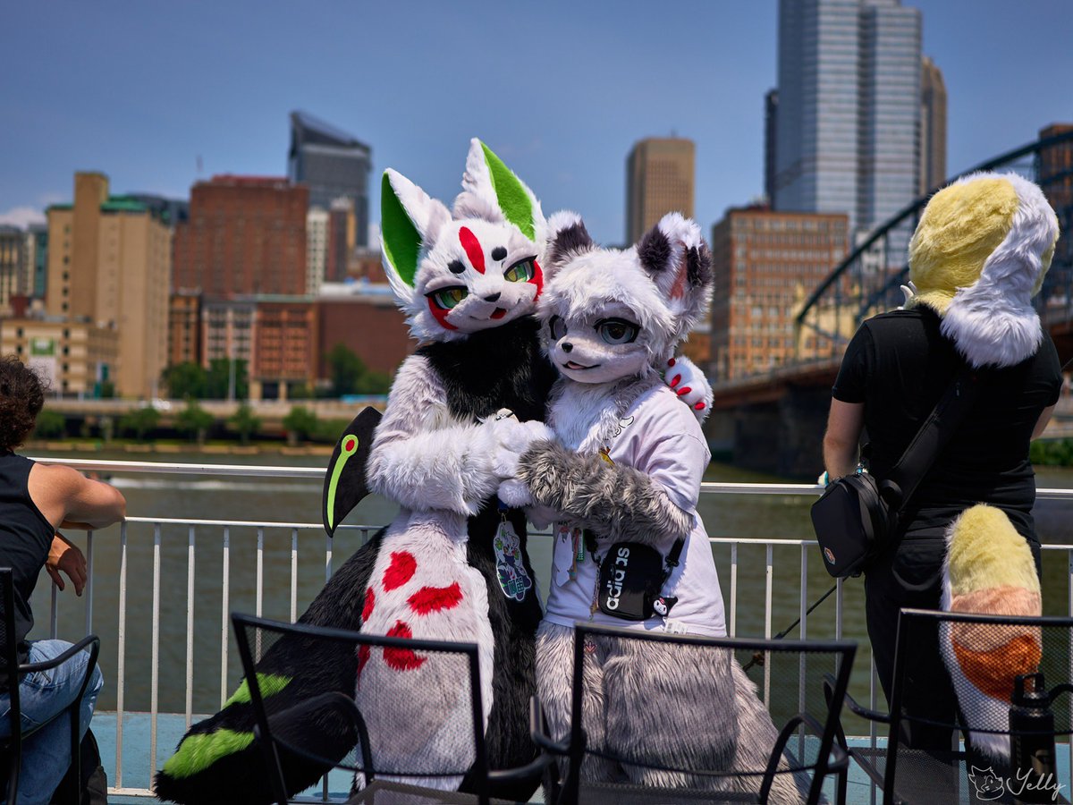 柳笛ちゃんはかわいい‼︎‼︎〜
Liudi-chan is so cute!!!!~
(⸝⸝&gt; ω &lt;⸝⸝)

#FursuitFriday 
📸: <a href="/yellyXP/">YellyXP</a>