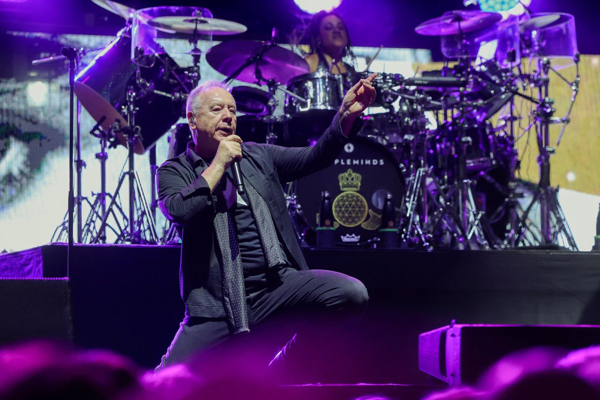 Simple Minds ha conquistat l’escenari del Cap Roig Festival amb un espectacular SOLD OUT, cantant himnes com “Don’t You (Forget About Me)”, “Alive and Kicking” o “Belfast Child”. 

Avui han demostrat que la seva passió per la música continua més viva que mai.