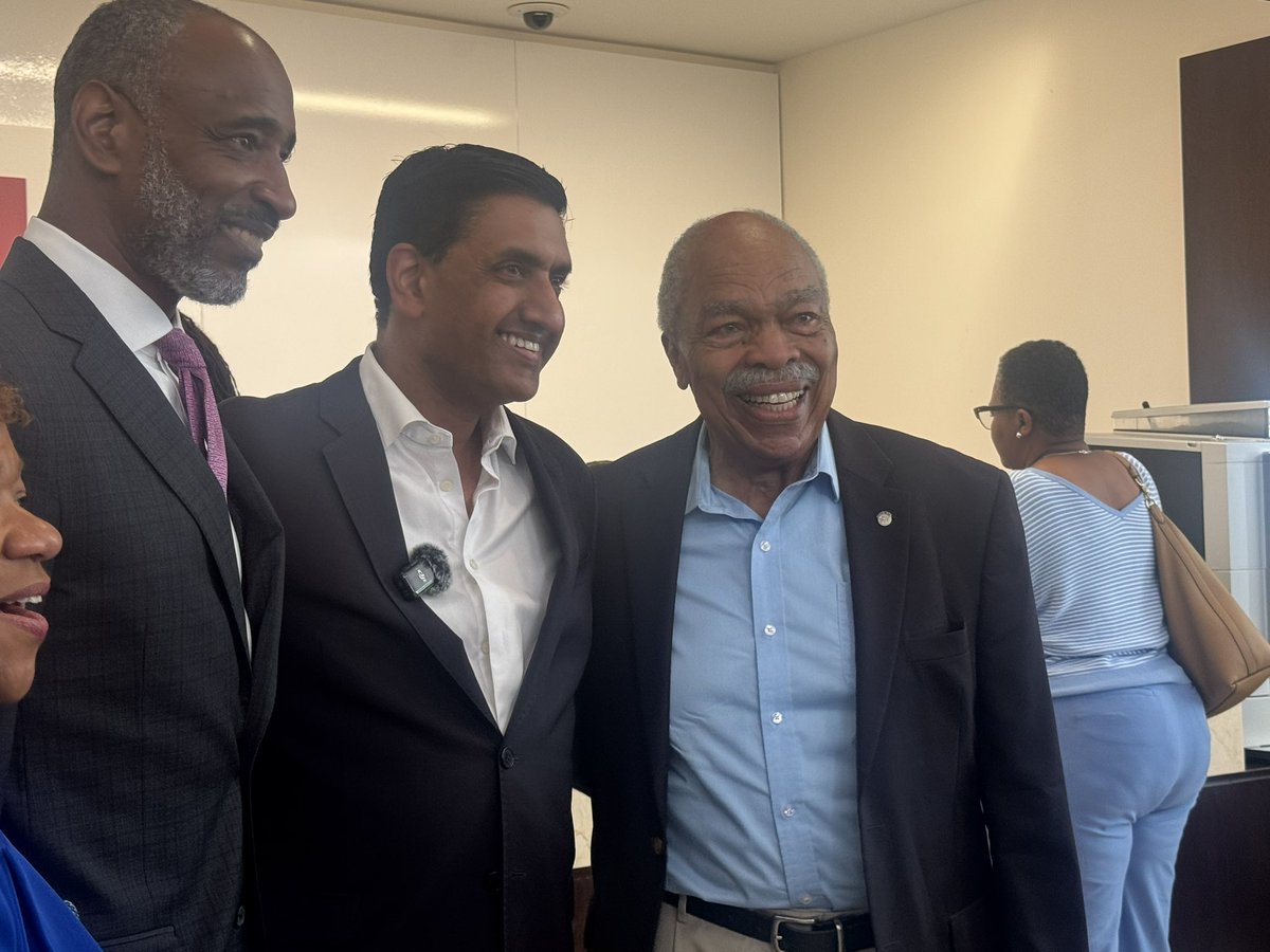JoeBReporter's tweet image. .@RoKhanna is in South Carolina this weekend. His first stop is a reception at Optus Bank in Columbia